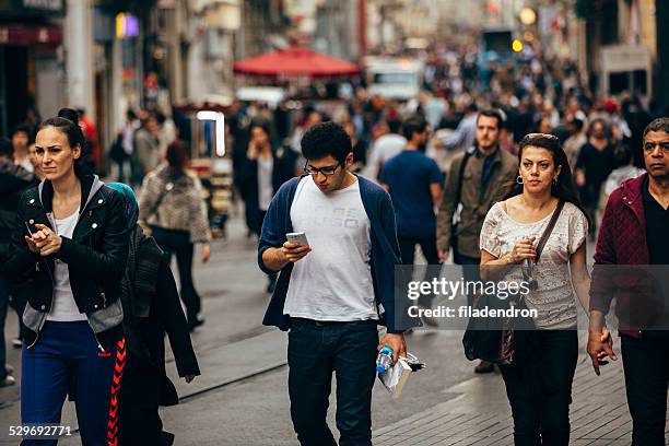 beengt istiklal straße in istanbul - sea of marmara stock-fotos und bilder