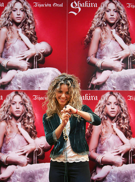 Colombian singer Shakira displays her plastic wristbands about Madrid 2012 Olympics candidature 24 May 2005, in Madrid. AFP PHOTO/ PIERRE-PHILIPPE...