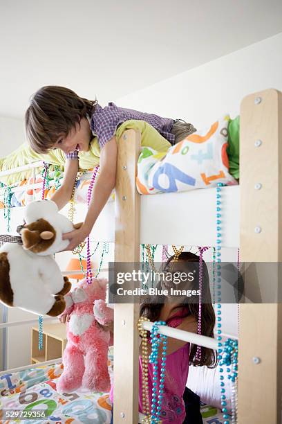 brother and sister on bunkbeds - litera fotografías e imágenes de stock