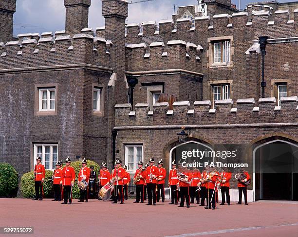 military band at st. james' palace - st james's palace london stockfoto's en -beelden