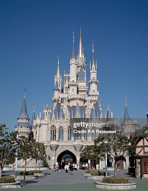 tokyo disneyland castle - tokyo disneyland foto e immagini stock