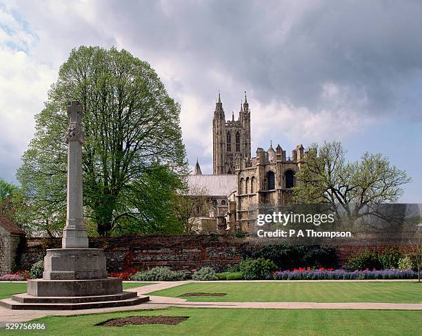 canterbury cathedral and gardens - canterbury cathedral stock pictures, royalty-free photos & images