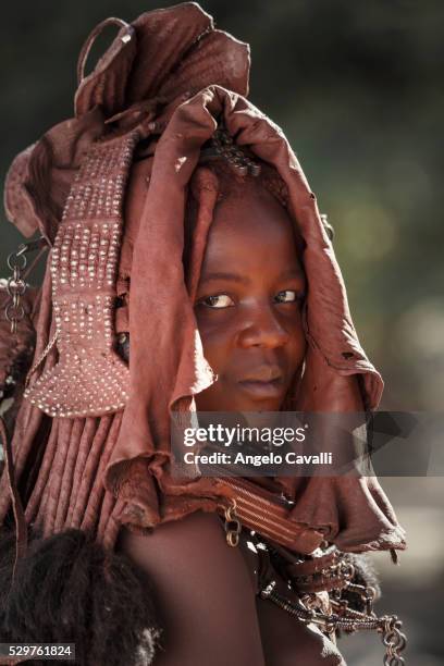 young himba woman, kaokoland, namibia, africa - himba stock-fotos und bilder