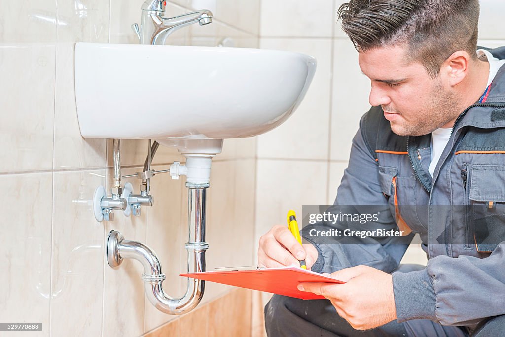 Joven con pinza de fontanero