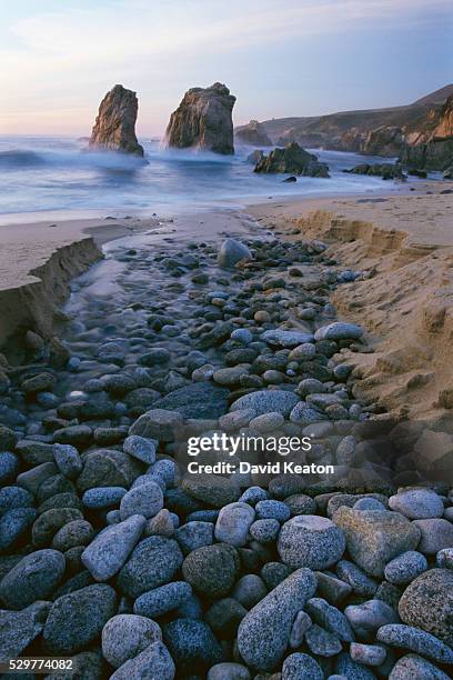 rocks on misty beach at dawn - kearton stock pictures, royalty-free photos & images