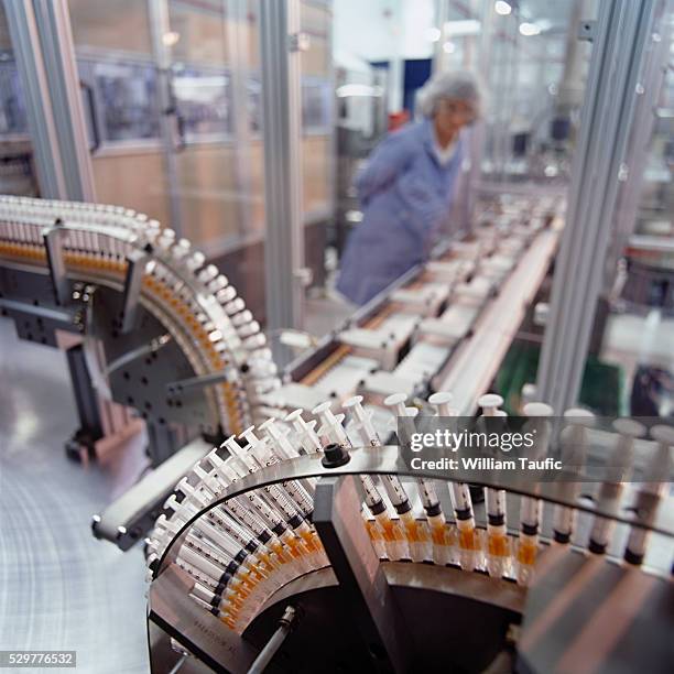 syringe manufacturing plant - material médico fotografías e imágenes de stock