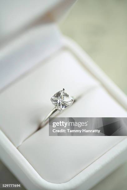 diamond engagement ring in jewelry box - diamond engagement ring box fotografías e imágenes de stock