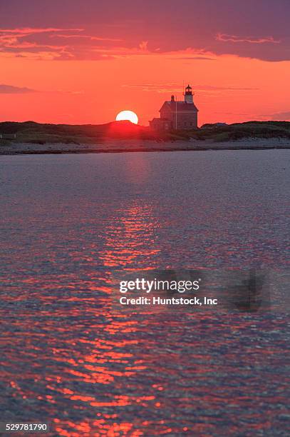 sunset over north lighthouse - block island lighthouse stock pictures, royalty-free photos & images