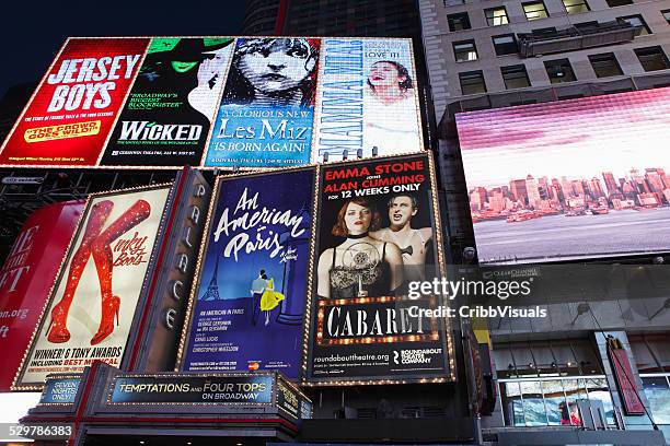 electric billboards in times square new york advertising theatre - jersey boys musical stockfoto's en -beelden