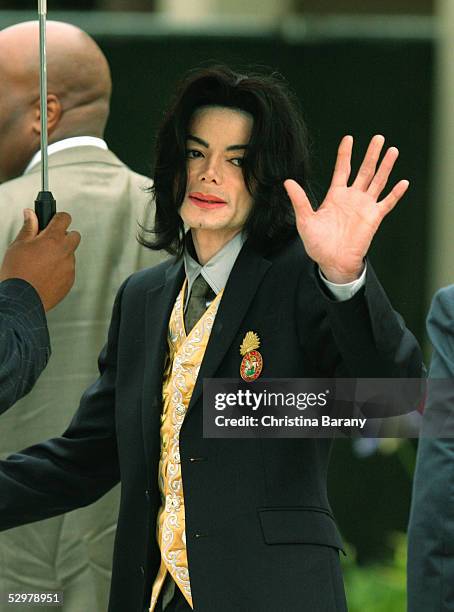 Singer Michael Jackson waves as he arrives at the Santa Barbara County Courthouse for his child molestation trial May 25, 2005 in Santa Maria,...