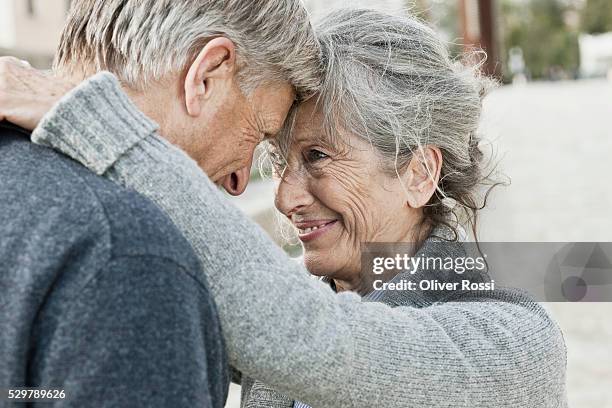 close up of senior couple embracing - casal idosos imagens e fotografias de stock
