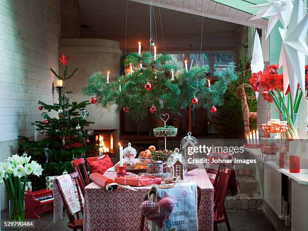 dining room with christmas tree and christmas decorations - johner christmas foto e immagini stock