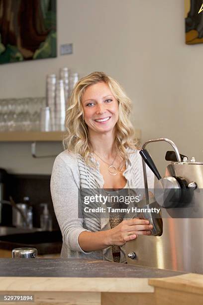 barista steaming milk - tammy bar fotografías e imágenes de stock