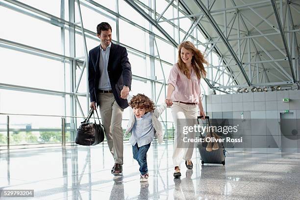 parents with son (5-6) at airport - airport family stock-fotos und bilder