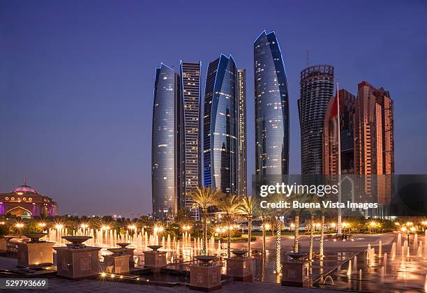 abu dhabi, etihad towers complex. - abu dhabi city photos et images de collection