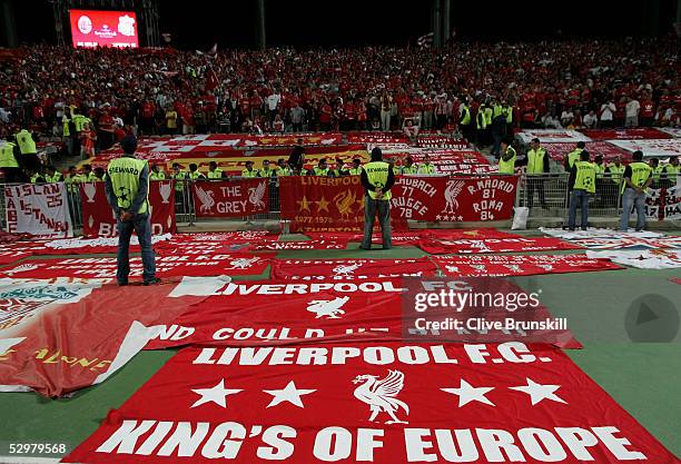 Liverpool fans wait for the start of the European Champions League final between Liverpool and AC Milan on May 25, 2005 at the Ataturk Olympic...