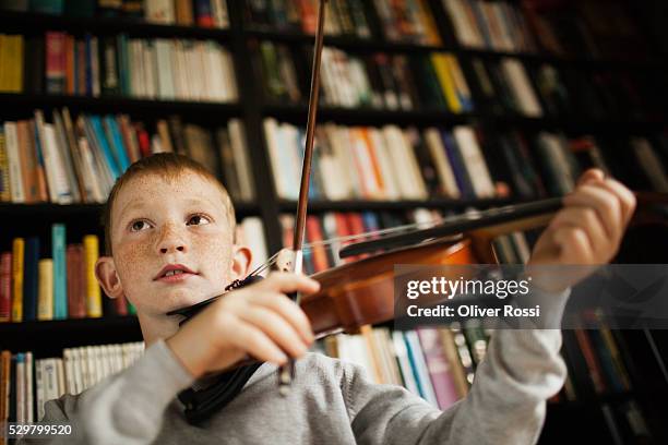 boy (10-12) playing violin - boy violin stockfoto's en -beelden