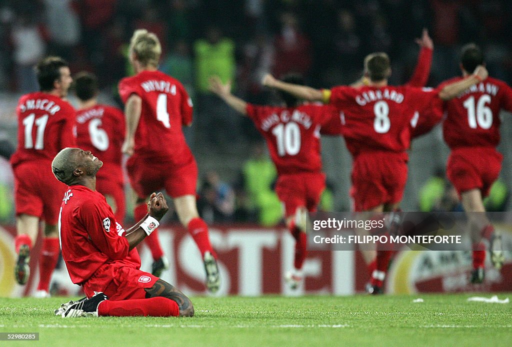 Liverpool players celebrates after winni