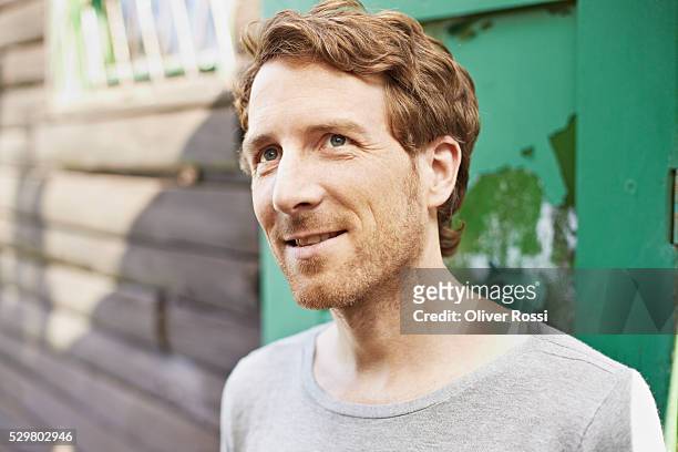 smiling mid adult man outdoors - 35 39 anni foto e immagini stock