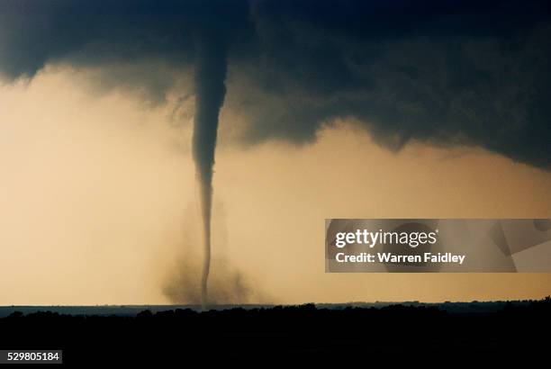 tornado rips across oklahoma - tornados fotografías e imágenes de stock