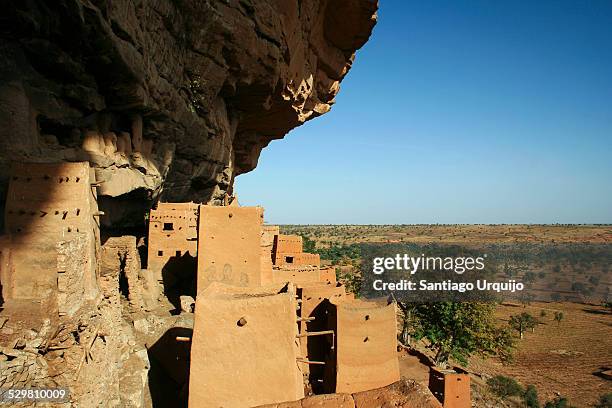 former dwellings of the tellem people - dogon bezirk stock-fotos und bilder