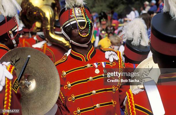 marching band in mardi gras parade - new orleans music stock pictures, royalty-free photos & images