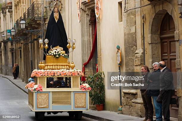 easter procession in caltagirone - italian easter stock pictures, royalty-free photos & images