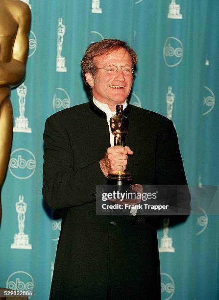 Robin Williams with his Oscar for best supporting actor for the movie 'Good Will Hunting'.