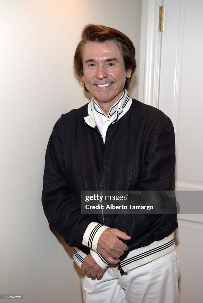 Singer Raphael Promotes Book "Quiero Vivir"