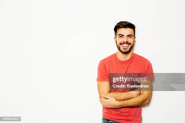 jovem na frente de fundo branco - só um homem jovem - fotografias e filmes do acervo