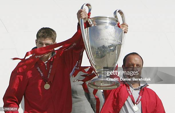 Steven Gerrard, Liverpool Captain and Rafael Benitez, Liverpool Manager, lift high the UEFA Champions League trophy as they arrive at Liverpool John...