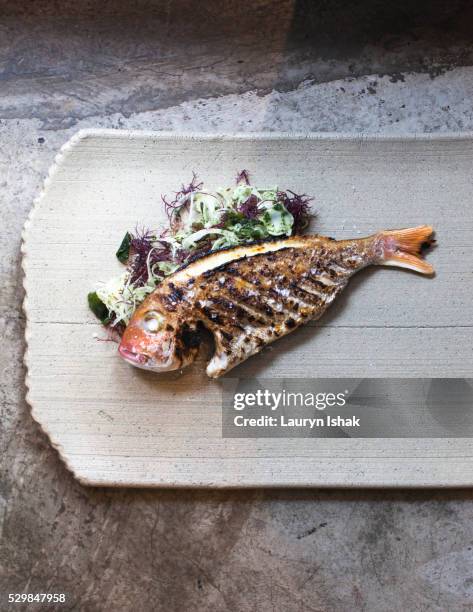 grilled whole fish, burnt ends, singapore - lauryn ishak stock-fotos und bilder