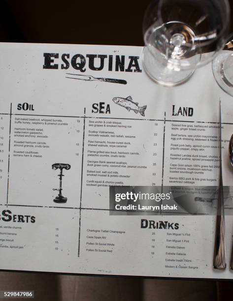 the menu placemats at esquina, jiak chuan road, singapore - lauryn ishak stock-fotos und bilder