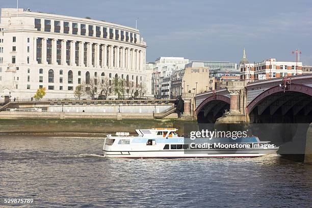 olho de londres sobre o rio cruzeiro do rio tamisa, londres - táxi aquático imagens e fotografias de stock