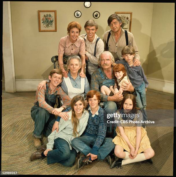 The cast of the hit television series 'The Waltons' poses for a promotional photo, 1972. L-R: Michael Learned, Richard Thomas and Ralph Waite; Jon...