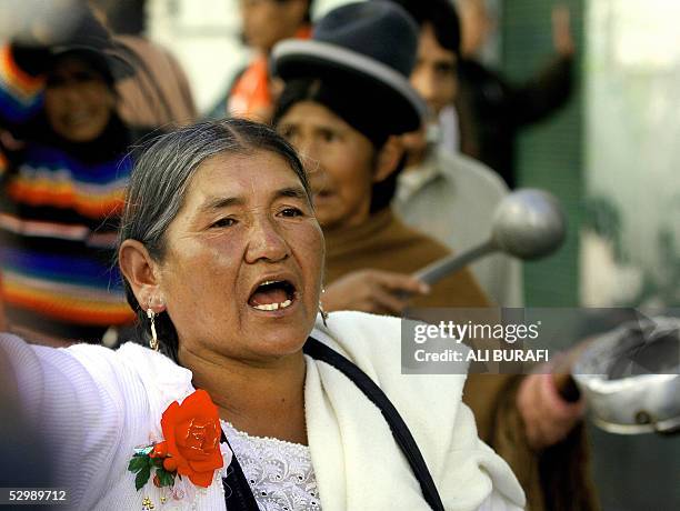 Mujeres con cacerolas recorren las calles festejando "Dia de la Madre" y protestando en La Paz, el 27 de mayo de 2005. Miles de manifestantes...