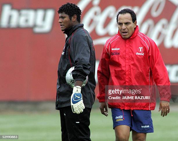 El arquero de la seleccion nacional de futbol de Peru, Juan Flores recibe instrucciones del nuevo entrenador del equipo, el peruano Freddy Ternero el...