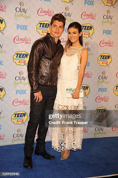 Actors Gregg Sulkin and Victoria Justice pose in the press room at the 2014 Teen Choice Awards held at the Shrine Auditorium.