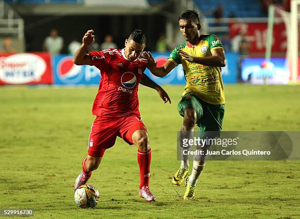 Bryan Uruena of America and Orlando Osorio of Real Cartagena fight for the ball during a match between America de Cali and Real Cartagena as part of...