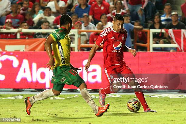 Bryan Uruena of America and William Carrascal of Real Cartagena fight for the ball during a match between America de Cali and Real Cartagena as part...