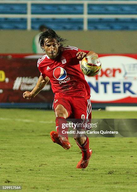 Ernesto Farias of America takes a shot during a match between America de Cali and Real Cartagena as part of round 13 of Torneo Aguila 2016 at Pascual...