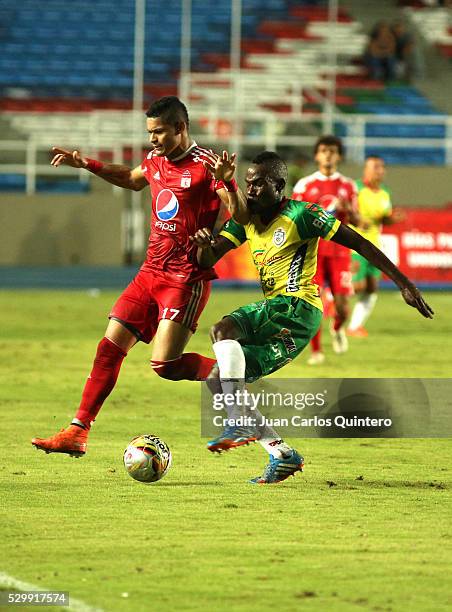 Ayron del Valle of America and Yainer Acevedo of Real Cartagena fight for the ball during a match between America de Cali and Real Cartagena as part...