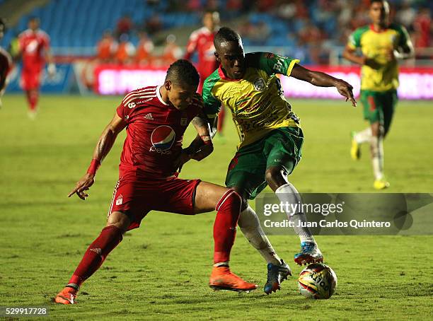 Ayron del Valle of America and Yainer Acevedo of Real Cartagena fight for the ball during a match between America de Cali and Real Cartagena as part...