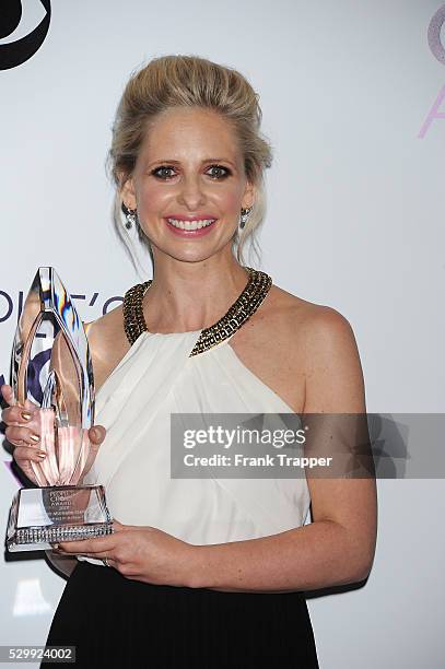 Actress Sarah Michelle Gellar, winner of the Favorite Actress In A New TV Series award for "The Crazy Ones", posing in the press room at The 40th...