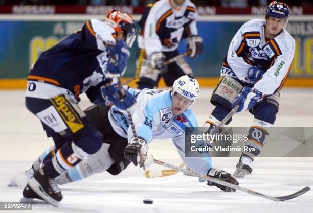 Wintersport / Eishockey : DEL 02/03 , 4. Spiel Play Off , Hamburg , 18.03.03 Hamburg Freezers - EHC Eisbaeren Berlin 1:2 Robert LEASK / Eisbaeren ,...