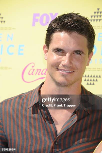 Actors Robbie Amell and Italia Ricci arrive at the Teen Choice Awards 2015 held at the USC Galen Center.