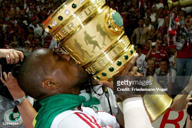 Ze Roberto of Bayern celebrates after winning the German Football Federations Cup Final between FC Schalke 04 and Bayern Munich on May 28, 2005 in...
