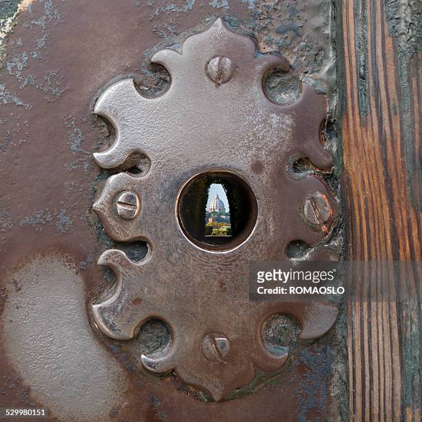 basilica di san pietro, visibili attraverso un buco della serratura, roma, italia - buco della serratura foto e immagini stock