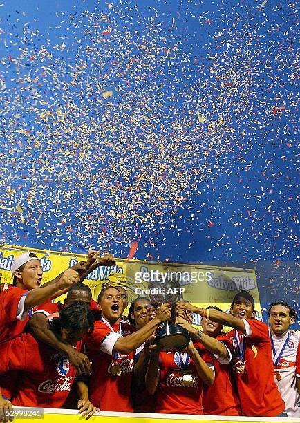 Jugadores del equipo Olimpia de Honduras celebran la obtencion del Campeonato de la liga nacional, tras vencer por 2-1 a Maraton en la final del...