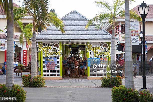 cruise passengers in st. kitts - saint kitts stockfoto's en -beelden